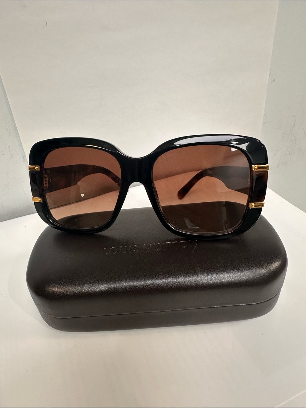 Louis Vuitton Black Frame Sunglasses with Brown Gradient Lenses